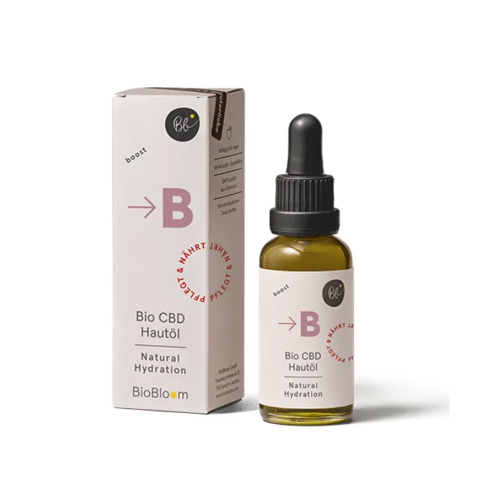BioBloom Bio CBD Hautöl Booster, Braunglasflasche mit Pipette neben der rosa-beigen Faltschachtel, Aufschrift Natural Hydration