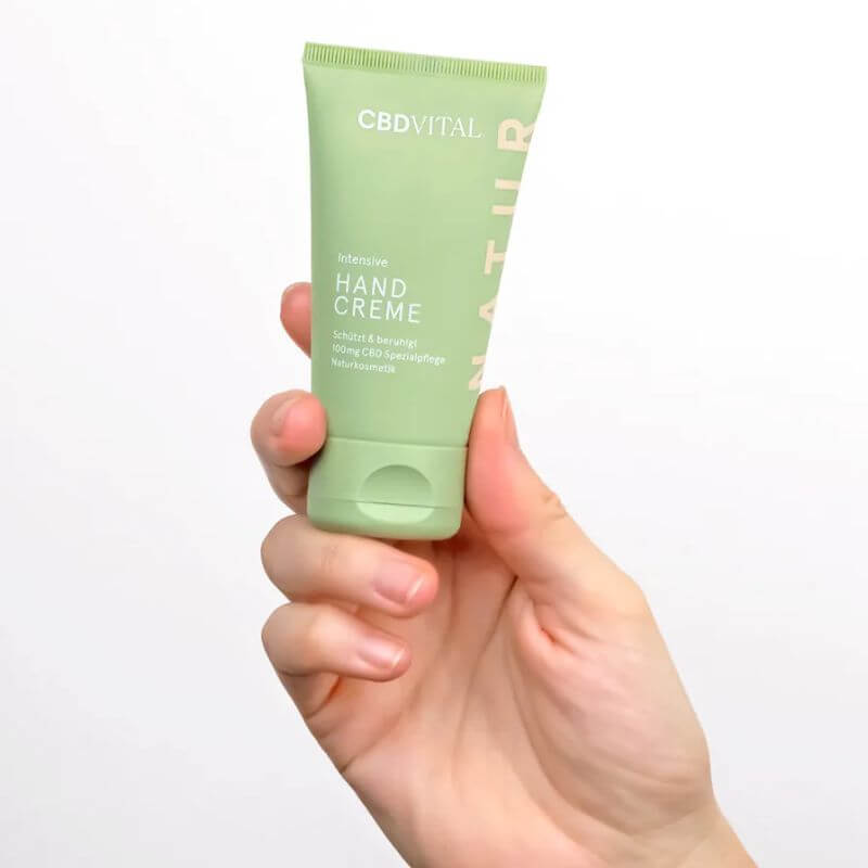 CBD Handcreme von CBD VITAL wird in der Hand gehalten