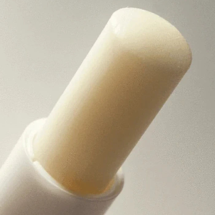 Enecta CBD Lippenbalsam, Nahaufnahme des cremefarbenen Balsamstifts in weißer Hülse